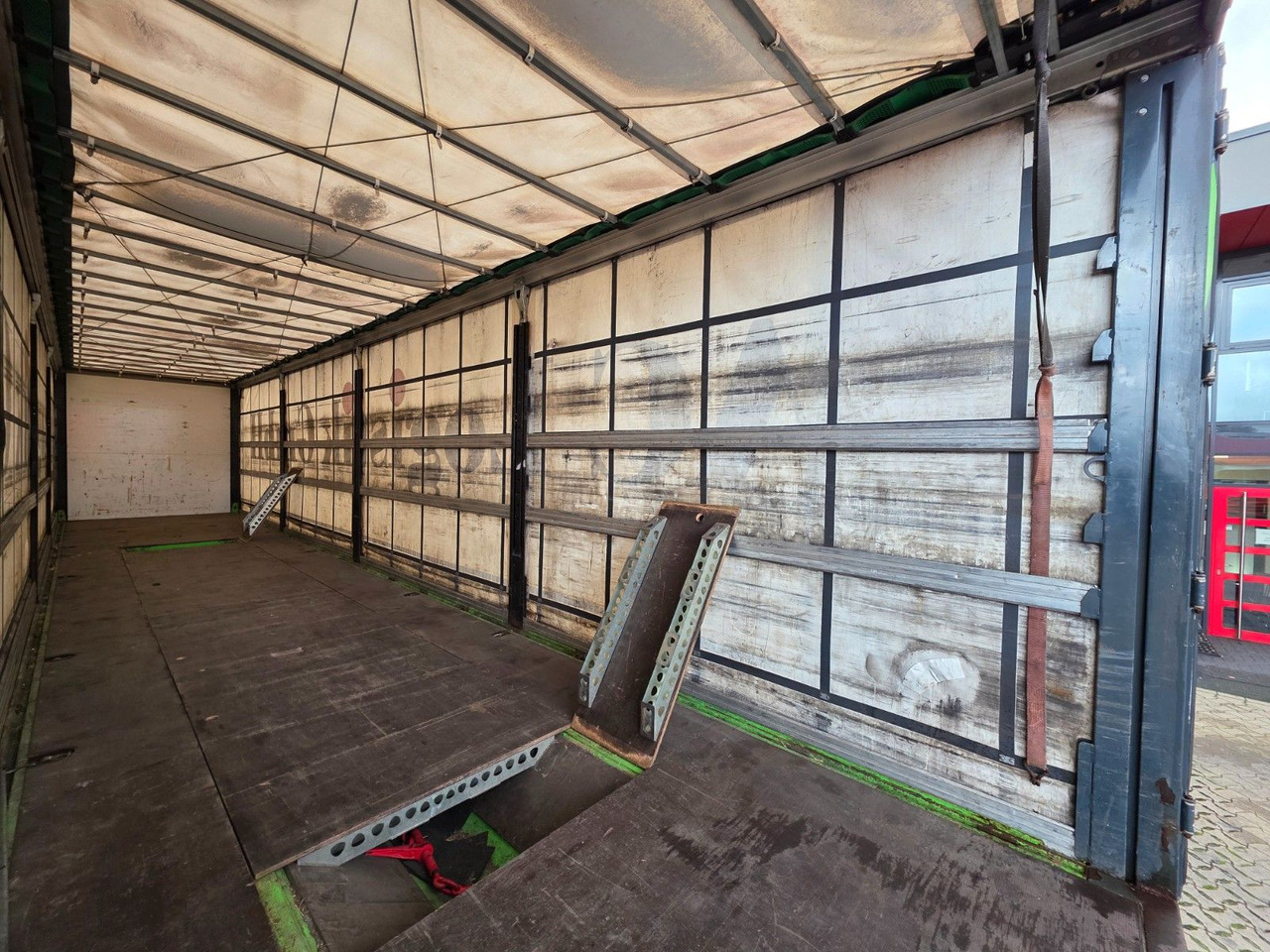 커튼사이더 세미 트레일러 Berger SAPL24 / Coilmulde / 5.560 kg LEERGEWICHT : 사진 15 커튼사이더 세미 트레일러 Berger SAPL24 / Coilmulde / 5.560 kg LEERGEWICHT : 사진 15