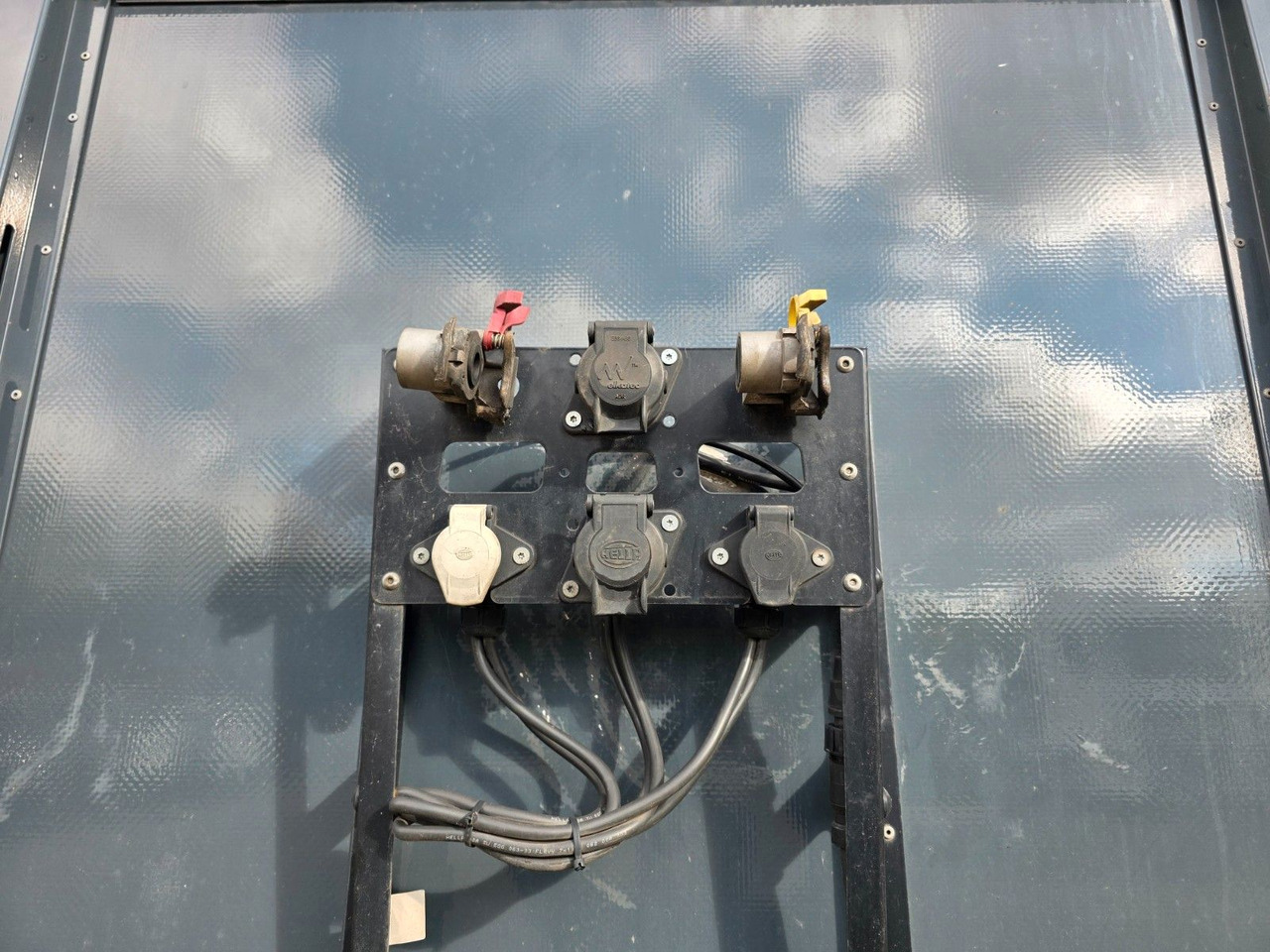 커튼사이더 세미 트레일러 Berger SAPL24 / Coilmulde / 5.560 kg LEERGEWICHT : 사진 27 커튼사이더 세미 트레일러 Berger SAPL24 / Coilmulde / 5.560 kg LEERGEWICHT : 사진 27