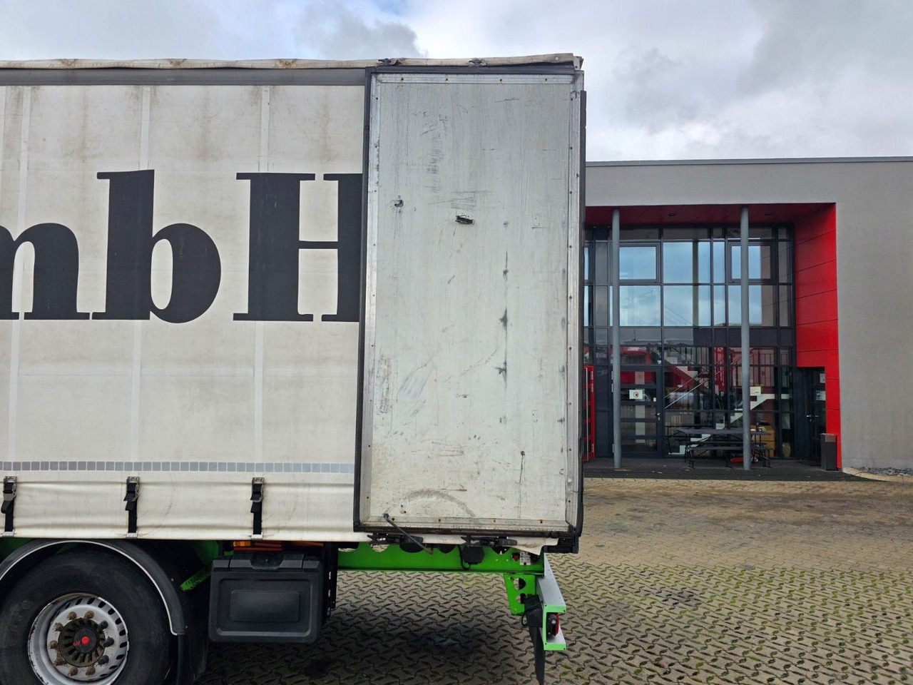 커튼사이더 세미 트레일러 Berger SAPL24 / Coilmulde / 5.560 kg LEERGEWICHT : 사진 18 커튼사이더 세미 트레일러 Berger SAPL24 / Coilmulde / 5.560 kg LEERGEWICHT : 사진 18