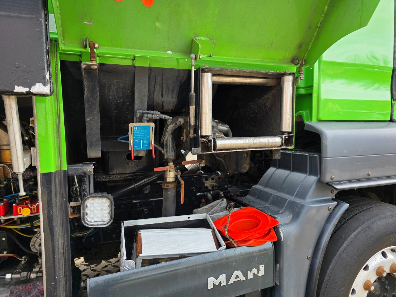 유조트럭 MAN TGS 26.440 6X2-2 LL / ADR AT / 3 Kamm. / Lenkac. : 사진 14 유조트럭 MAN TGS 26.440 6X2-2 LL / ADR AT / 3 Kamm. / Lenkac. : 사진 14