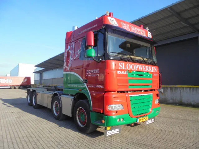 DAF XF 105 410 FAD 8X4 STEEL SUSPENSION - 후크 리프트 트럭 : 사진 2 DAF XF 105 410 FAD 8X4 STEEL SUSPENSION - 후크 리프트 트럭 : 사진 2