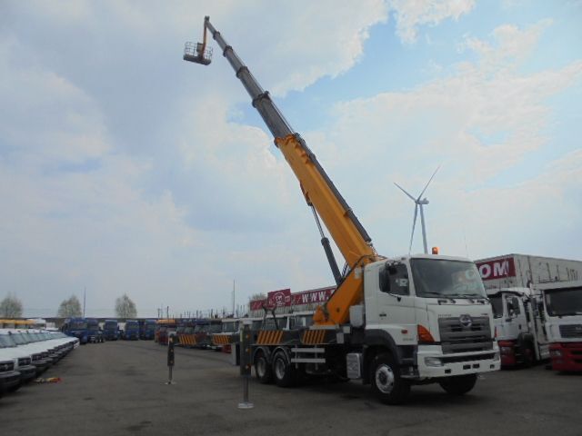 Hino 700 6X4 - 트럭 탑재 고가작업 플랫폼 : 사진 2 Hino 700 6X4 - 트럭 탑재 고가작업 플랫폼 : 사진 2