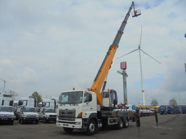 Hino 700 6X4 - 트럭 탑재 고가작업 플랫폼 : 사진 1 Hino 700 6X4 - 트럭 탑재 고가작업 플랫폼 : 사진 1