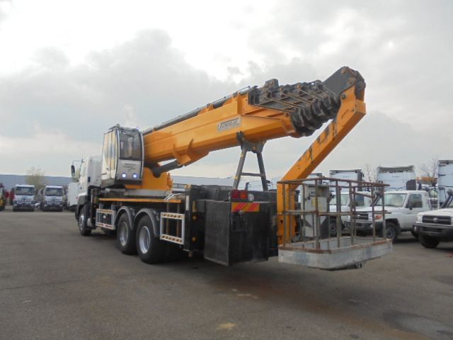 Hino 700 6X4 - 트럭 탑재 고가작업 플랫폼 : 사진 4 Hino 700 6X4 - 트럭 탑재 고가작업 플랫폼 : 사진 4