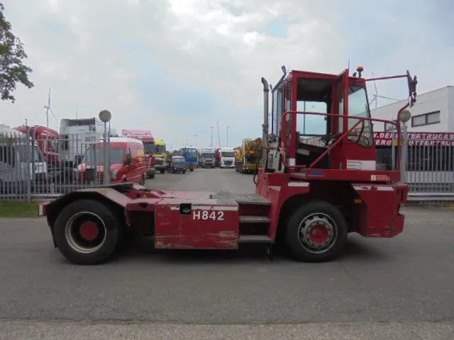 MOL YM 225/4X2 40 KM/H - 터미널 트랙터 : 사진 4 MOL YM 225/4X2 40 KM/H - 터미널 트랙터 : 사진 4