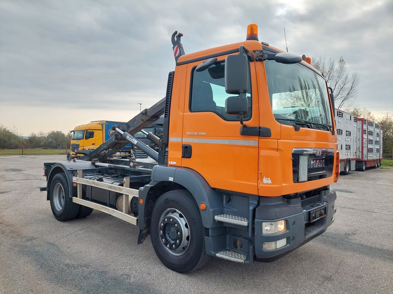 MAN TGM 18.290 4X2 BB - 후크 리프트 트럭 : 사진 2 MAN TGM 18.290 4X2 BB - 후크 리프트 트럭 : 사진 2