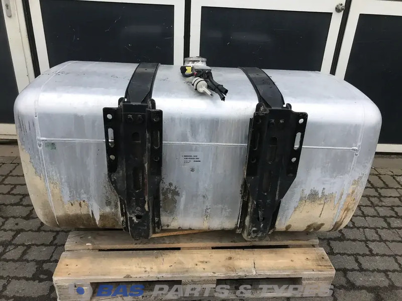 Mercedes-Benz Brandstoftank Mercedes 570 Liter A 960 475 27 03 - 연료 탱크 트럭 용 : 사진 3 Mercedes-Benz Brandstoftank Mercedes 570 Liter A 960 475 27 03 - 연료 탱크 트럭 용 : 사진 3