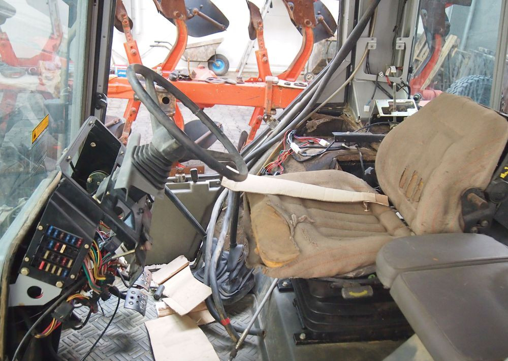 Części do Ciągnika Massey Ferguson MF 3050, 3060, 3070, 3080, 3090 Kabina do Massey Ferguson serii 30.. , 31.. , 36.. - 운전실 농업용 기계 용 : 사진 4 Części do Ciągnika Massey Ferguson MF 3050, 3060, 3070, 3080, 3090 Kabina do Massey Ferguson serii 30.. , 31.. , 36.. - 운전실 농업용 기계 용 : 사진 4