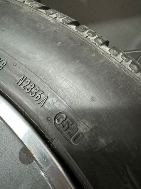 Pirelli P ZERO Winter 255/45/19 - 타이어 트럭 용 : 사진 4 Pirelli P ZERO Winter 255/45/19 - 타이어 트럭 용 : 사진 4