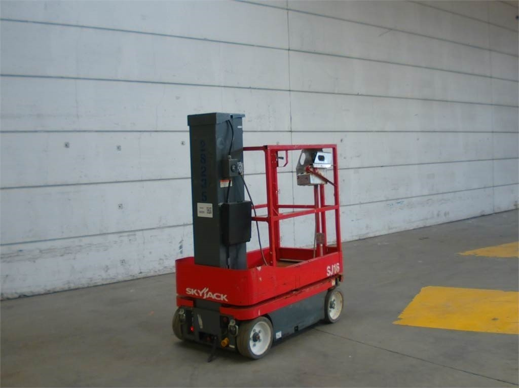 SkyJack SJ16 - 수직 마스트 리프트 : 사진 3 SkyJack SJ16 - 수직 마스트 리프트 : 사진 3