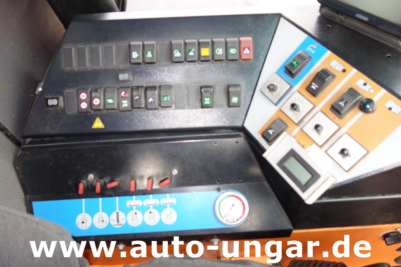 거리 청소 차량 Aebi MFH 5000 Kehrmaschine Baujahr 2004 4-Rad Lenkung Wildkrautbesen : 사진 16 거리 청소 차량 Aebi MFH 5000 Kehrmaschine Baujahr 2004 4-Rad Lenkung Wildkrautbesen : 사진 16