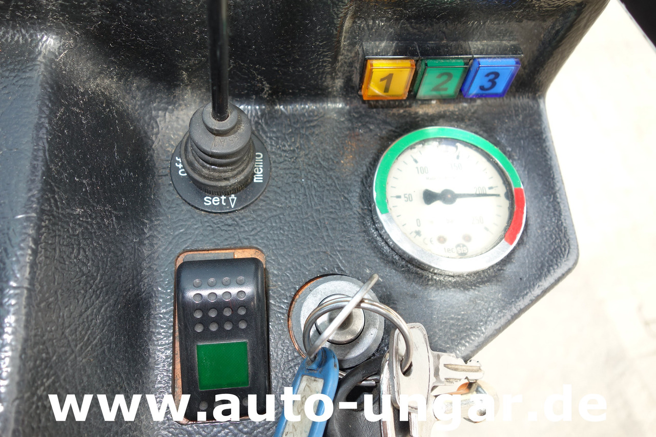 거리 청소 차량 Aebi MFH 5000 Kehrmaschine Baujahr 2004 4-Rad Lenkung Wildkrautbesen : 사진 23 거리 청소 차량 Aebi MFH 5000 Kehrmaschine Baujahr 2004 4-Rad Lenkung Wildkrautbesen : 사진 23