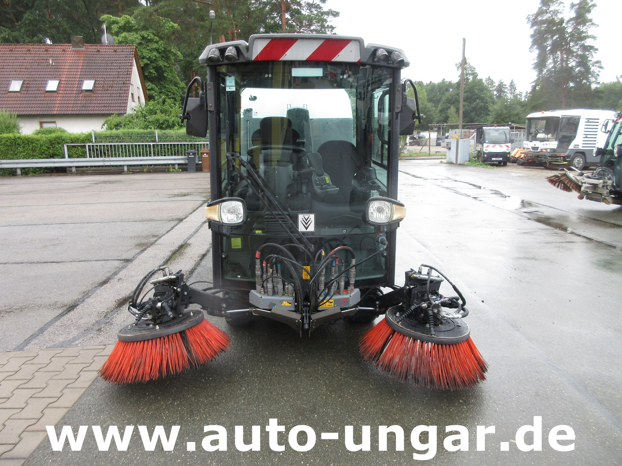 KÄRCHER MC130 Advanced Kehrmaschine Geräteträger 4x4 Kommunalfahrzeug MIC 130 Professional - 거리 청소 차량 : 사진 2 KÄRCHER MC130 Advanced Kehrmaschine Geräteträger 4x4 Kommunalfahrzeug MIC 130 Professional - 거리 청소 차량 : 사진 2