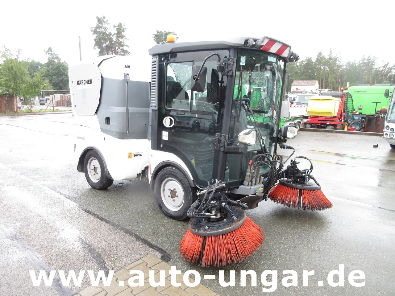 KÄRCHER MC130 Advanced Kehrmaschine Geräteträger 4x4 Kommunalfahrzeug MIC 130 Professional - 거리 청소 차량 : 사진 1 KÄRCHER MC130 Advanced Kehrmaschine Geräteträger 4x4 Kommunalfahrzeug MIC 130 Professional - 거리 청소 차량 : 사진 1