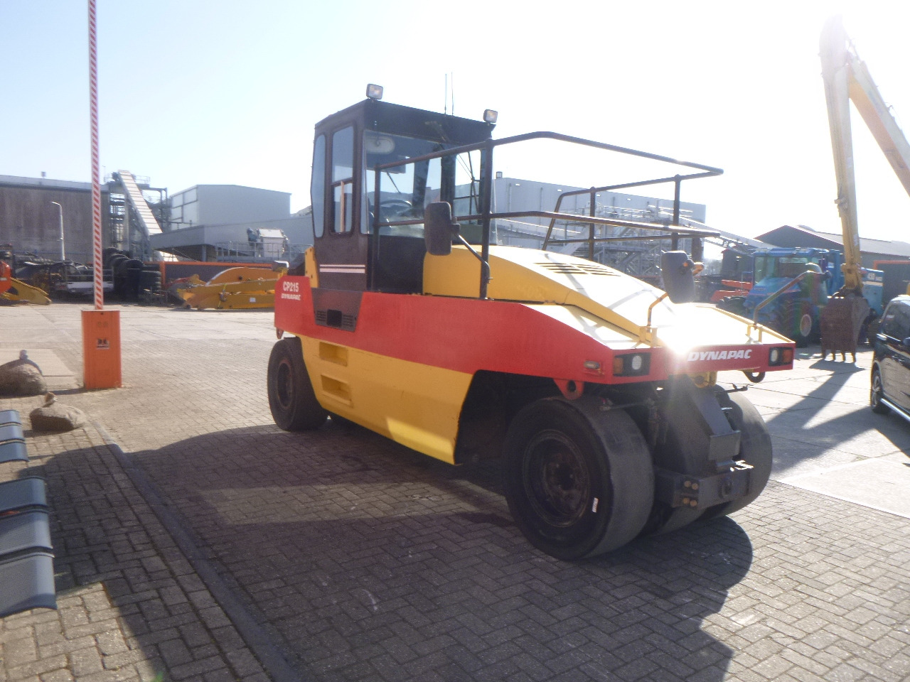 DYNAPAC CP215(HITACHI) - 공압 롤러 : 사진 5 DYNAPAC CP215(HITACHI) - 공압 롤러 : 사진 5