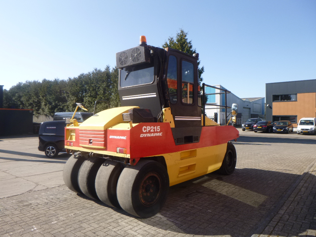 DYNAPAC CP215(HITACHI) - 공압 롤러 : 사진 4 DYNAPAC CP215(HITACHI) - 공압 롤러 : 사진 4