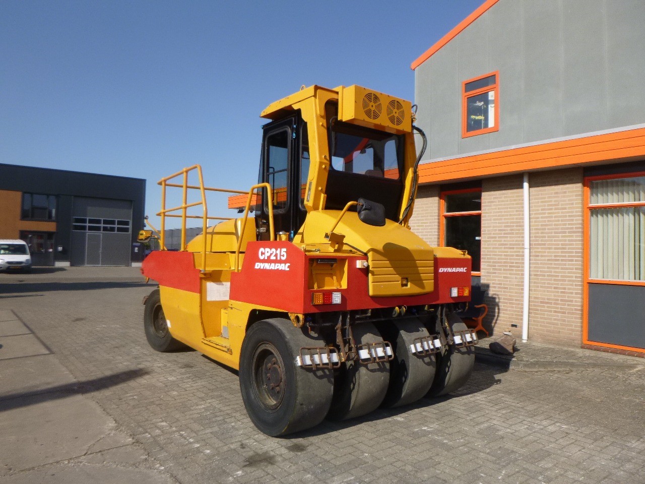 DYNAPAC CP215(HITACHI) - 공압 롤러 : 사진 2 DYNAPAC CP215(HITACHI) - 공압 롤러 : 사진 2