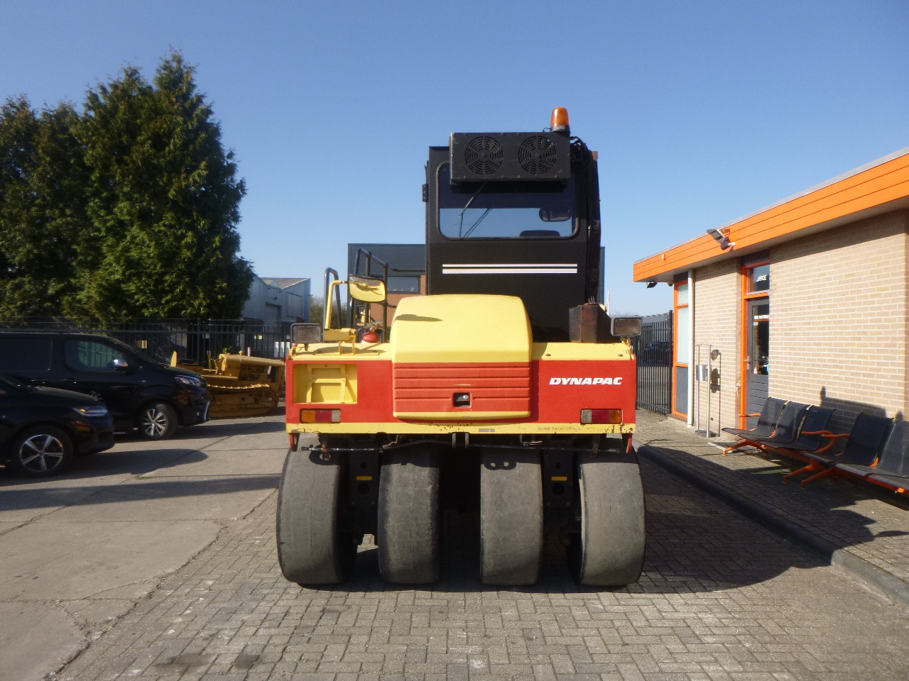 DYNAPAC CP215(HITACHI) - 공압 롤러 : 사진 3 DYNAPAC CP215(HITACHI) - 공압 롤러 : 사진 3