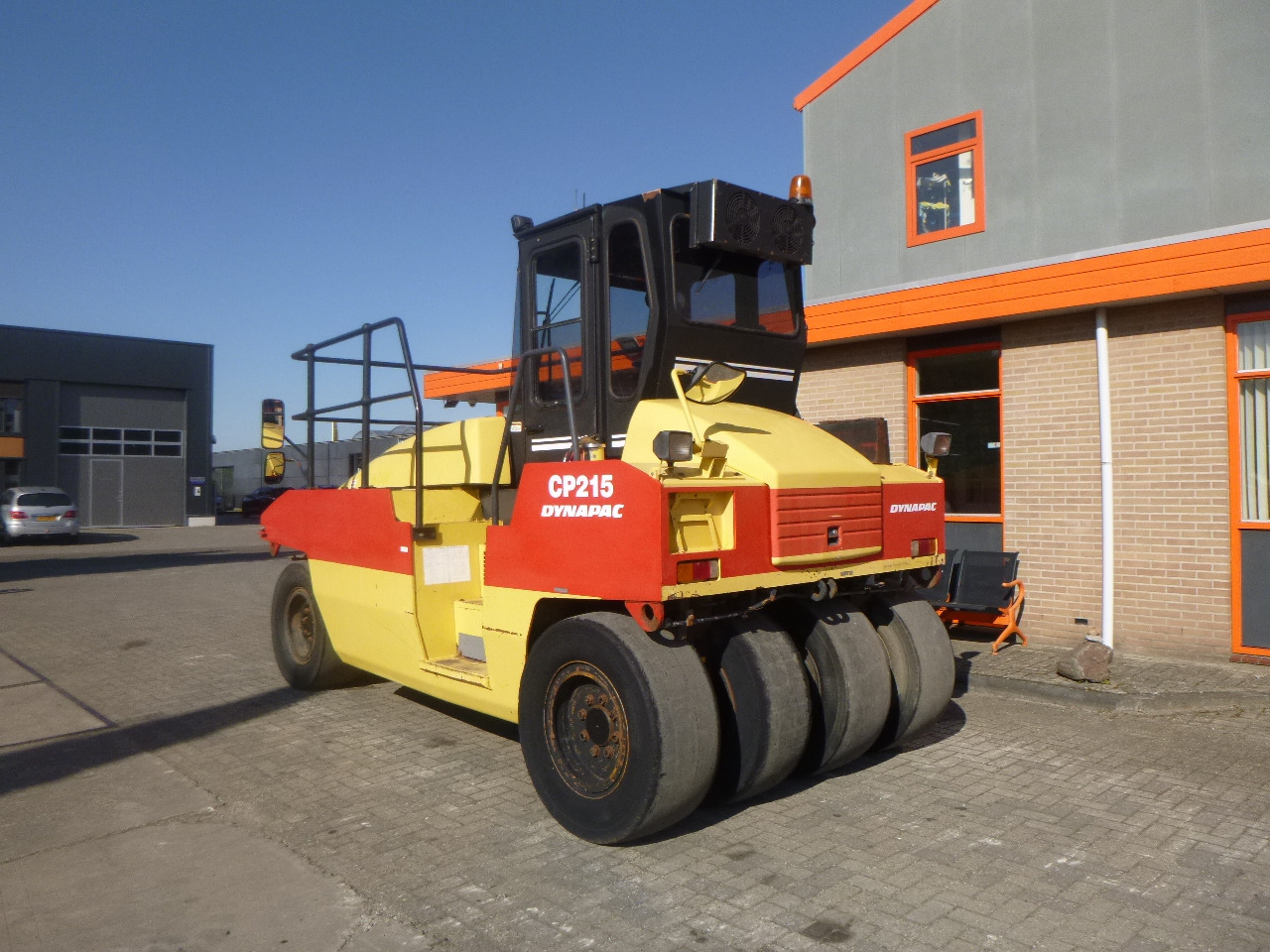 DYNAPAC CP215(HITACHI) - 공압 롤러 : 사진 2 DYNAPAC CP215(HITACHI) - 공압 롤러 : 사진 2