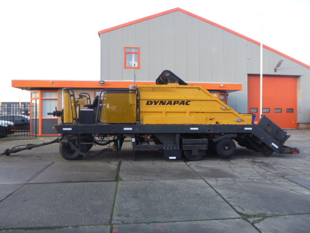DYNAPAC HR21 Chip Spreader - 아스팔트 기계 : 사진 1 DYNAPAC HR21 Chip Spreader - 아스팔트 기계 : 사진 1