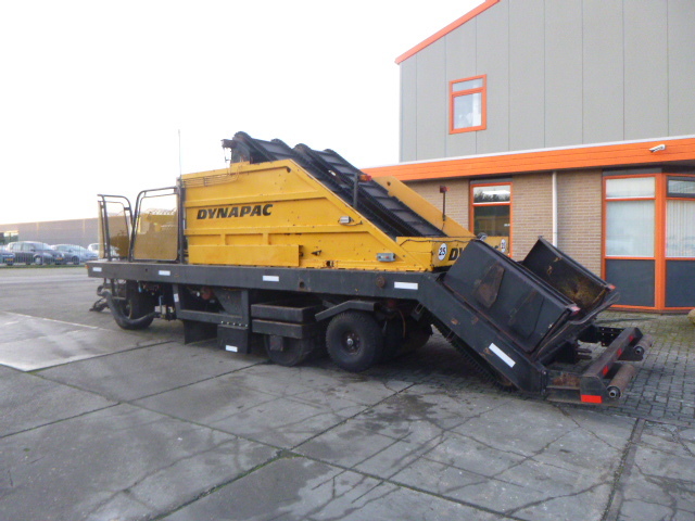 DYNAPAC HR21 Chip Spreader - 아스팔트 기계 : 사진 2 DYNAPAC HR21 Chip Spreader - 아스팔트 기계 : 사진 2