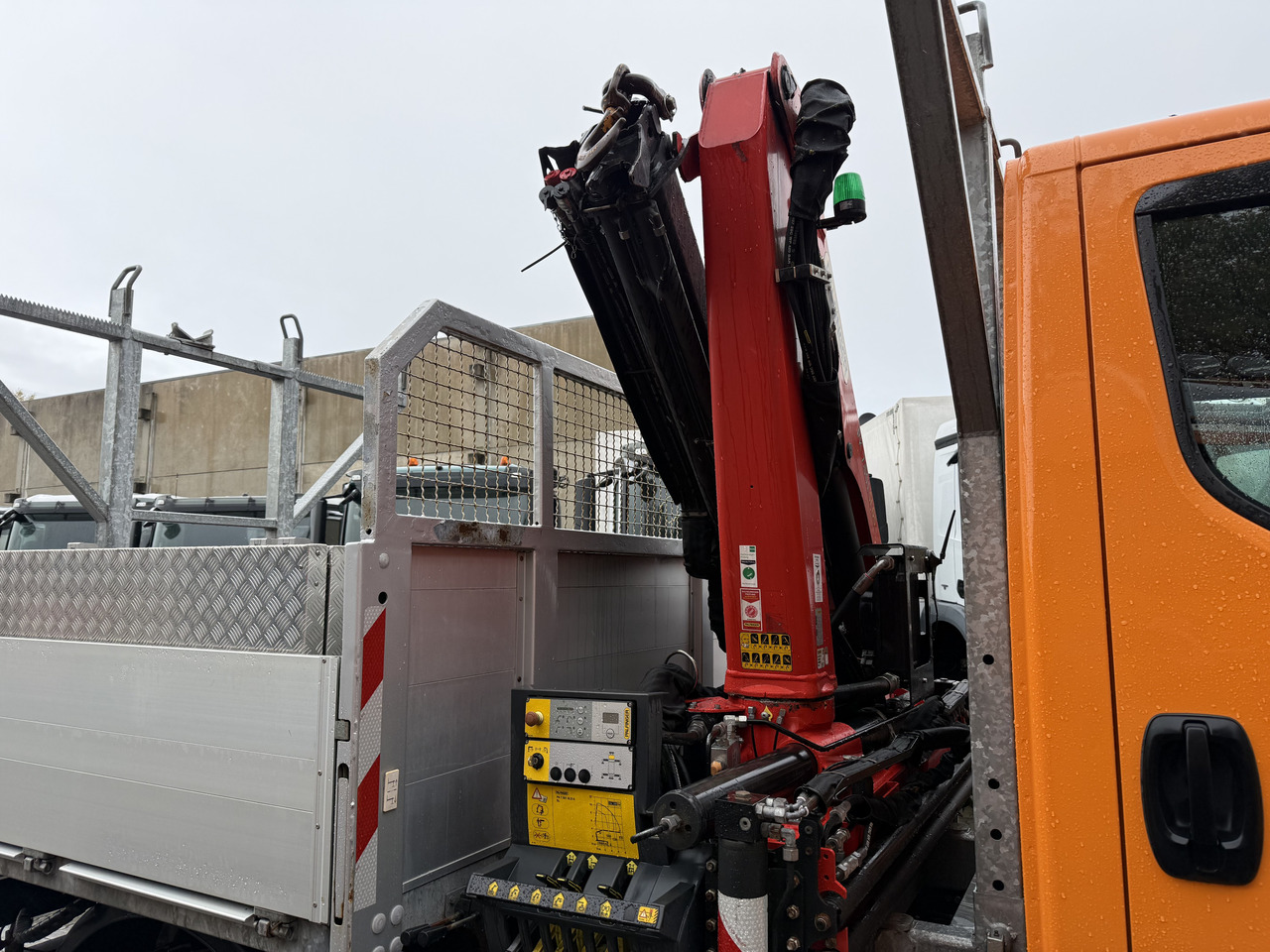 Iveco Daily 55S18W 4X4 Palfinger PK 7.501 - 플랫베드 밴 : 사진 3 Iveco Daily 55S18W 4X4 Palfinger PK 7.501 - 플랫베드 밴 : 사진 3