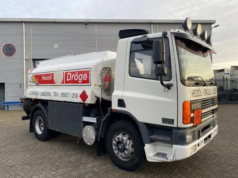 DAF 65CF-240 / FULL STEEL / POMP / 3 COMPARTIMENTS / 8350 LITER / ONLY:25969 KM / EURO-2 / MANUAL / GOOD CONDITION - 유조트럭 : 사진 2 DAF 65CF-240 / FULL STEEL / POMP / 3 COMPARTIMENTS / 8350 LITER / ONLY:25969 KM / EURO-2 / MANUAL / GOOD CONDITION - 유조트럭 : 사진 2