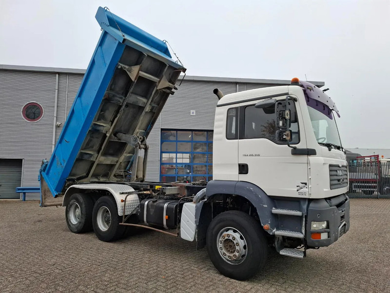 MAN TGA 26.310 / 6X4 / 2XBIG AXLE / 2SIDE TIPPER / ONLY:545423 KM / TUV:06-05-2026 / FULL-STEEL / AIRCO / MANUAL / EURO-4 / 2005 - 덤프트럭 : 사진 5 MAN TGA 26.310 / 6X4 / 2XBIG AXLE / 2SIDE TIPPER / ONLY:545423 KM / TUV:06-05-2026 / FULL-STEEL / AIRCO / MANUAL / EURO-4 / 2005 - 덤프트럭 : 사진 5