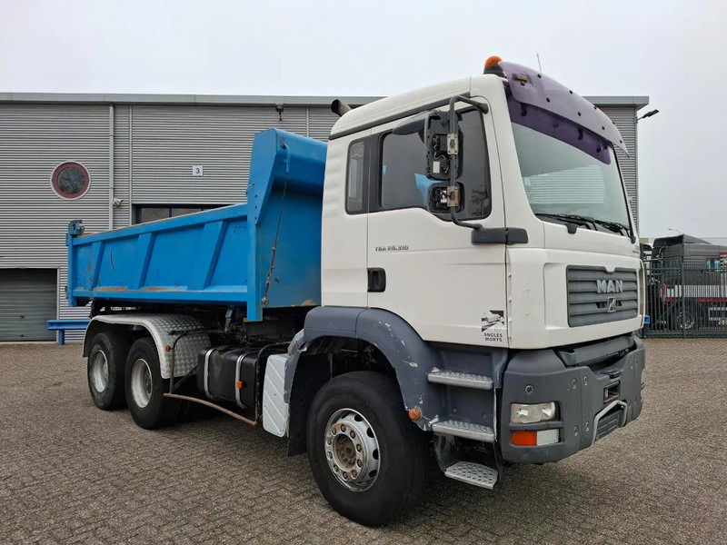 MAN TGA 26.310 / 6X4 / 2XBIG AXLE / 2SIDE TIPPER / ONLY:545423 KM / TUV:06-05-2026 / FULL-STEEL / AIRCO / MANUAL / EURO-4 / 2005 - 덤프트럭 : 사진 4 MAN TGA 26.310 / 6X4 / 2XBIG AXLE / 2SIDE TIPPER / ONLY:545423 KM / TUV:06-05-2026 / FULL-STEEL / AIRCO / MANUAL / EURO-4 / 2005 - 덤프트럭 : 사진 4