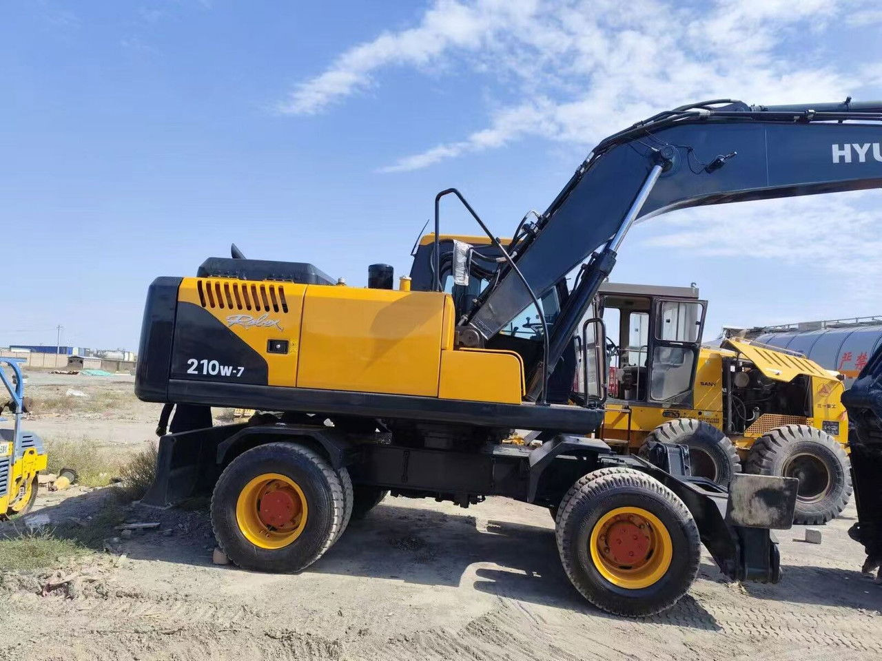 Hyundai R210-7 - 휠 굴삭기 : 사진 1 Hyundai R210-7 - 휠 굴삭기 : 사진 1