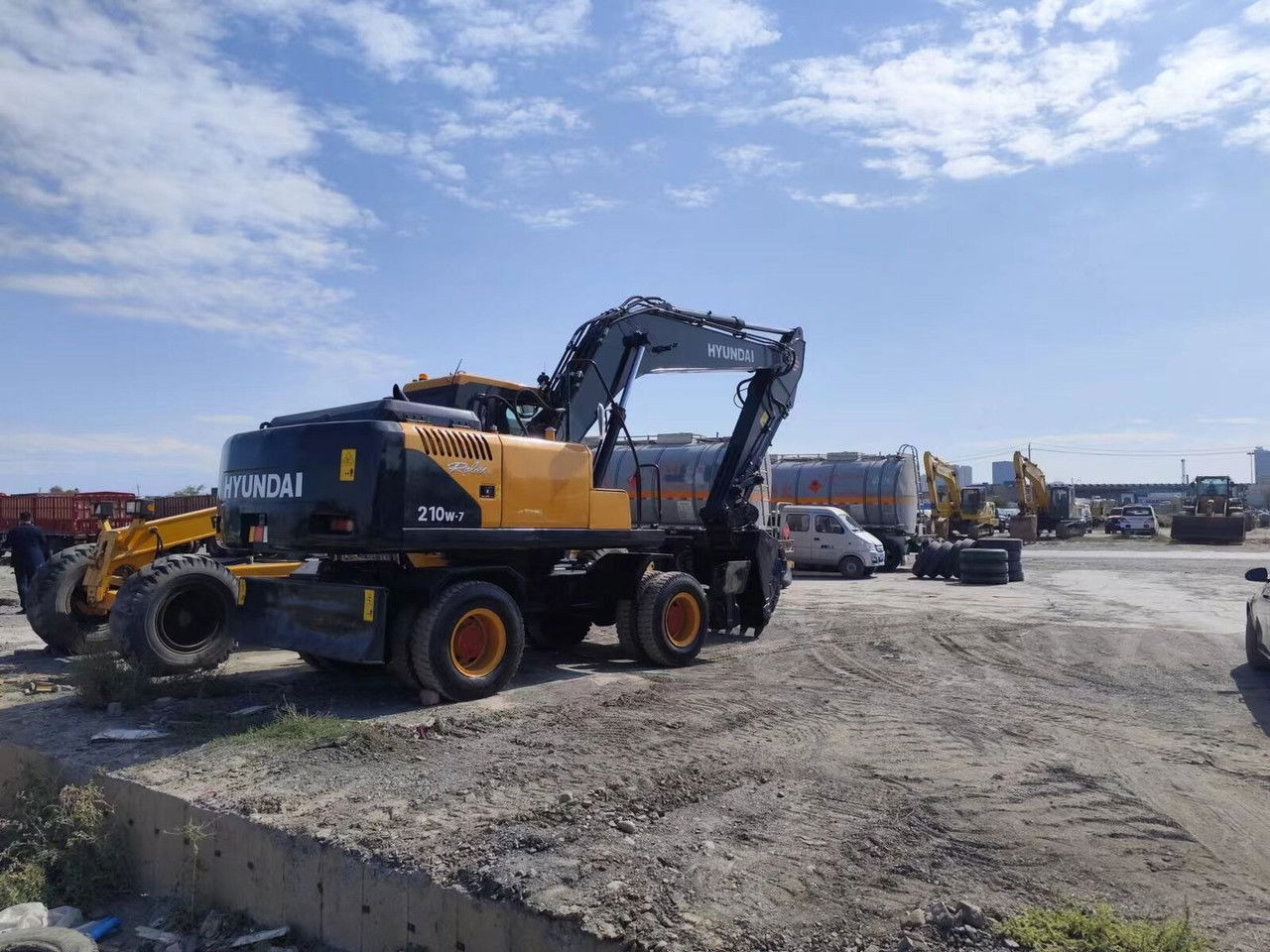 Hyundai R210-7 - 휠 굴삭기 : 사진 4 Hyundai R210-7 - 휠 굴삭기 : 사진 4