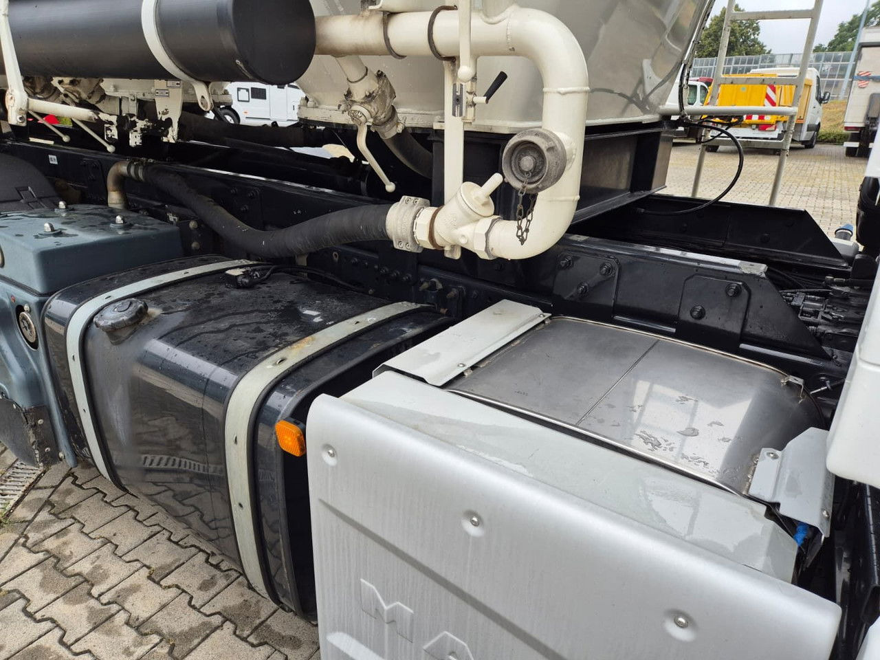 유조트럭 MAN TGS 26.480 Spritzer SILO : 사진 26 유조트럭 MAN TGS 26.480 Spritzer SILO : 사진 26