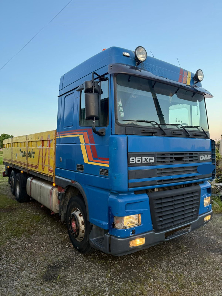 DAF XF 95.380 6X2 stake body - 드롭사이드/ 플랫베드 트럭 : 사진 2 DAF XF 95.380 6X2 stake body - 드롭사이드/ 플랫베드 트럭 : 사진 2