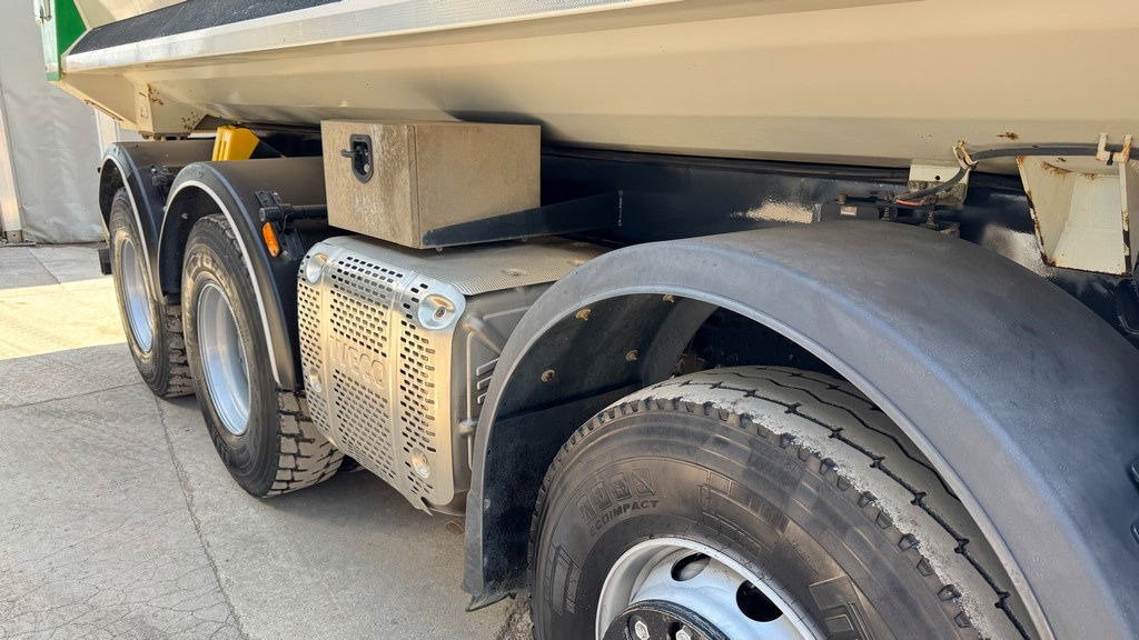 Iveco Trakker AD410T45 8x4 20m3 - hydr. back - 72.000km - 덤프트럭 : 사진 4 Iveco Trakker AD410T45 8x4 20m3 - hydr. back - 72.000km - 덤프트럭 : 사진 4