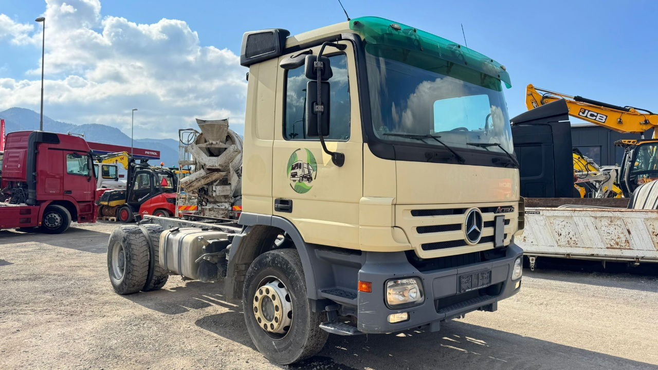 Mercedes-Benz 1832 4x2 chassis - motor brake - full spring - 캡 새시 트럭 : 사진 3 Mercedes-Benz 1832 4x2 chassis - motor brake - full spring - 캡 새시 트럭 : 사진 3