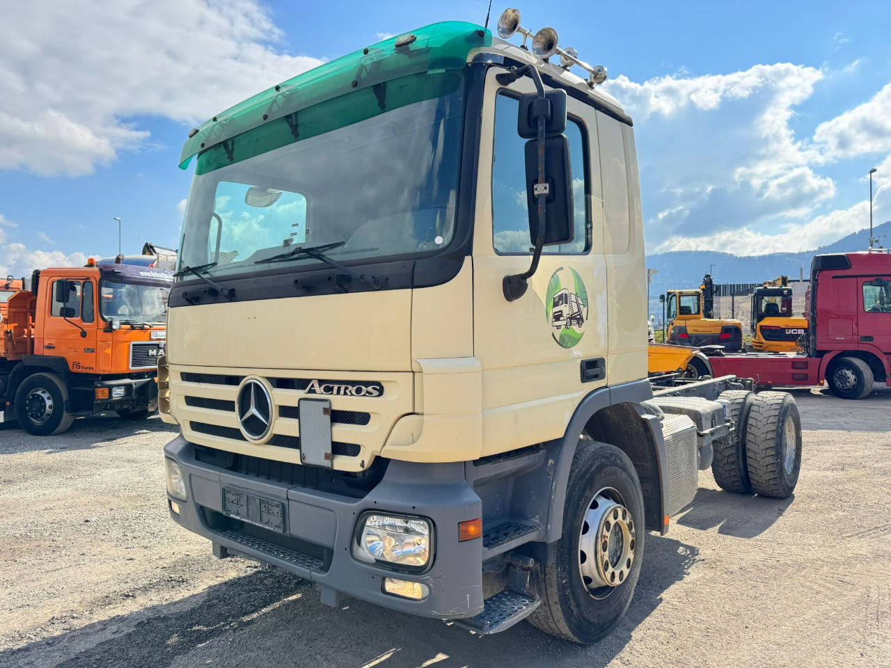 Mercedes-Benz 1832 4x2 chassis - motor brake - full spring - 캡 새시 트럭 : 사진 1 Mercedes-Benz 1832 4x2 chassis - motor brake - full spring - 캡 새시 트럭 : 사진 1