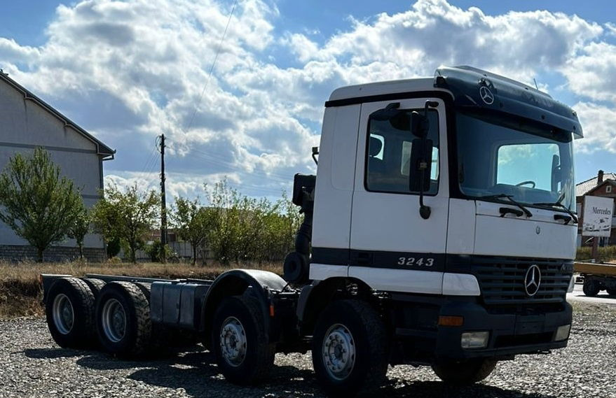 Mercedes-Benz Actros 3243 8x4 chassis - 캡 새시 트럭 : 사진 2 Mercedes-Benz Actros 3243 8x4 chassis - 캡 새시 트럭 : 사진 2