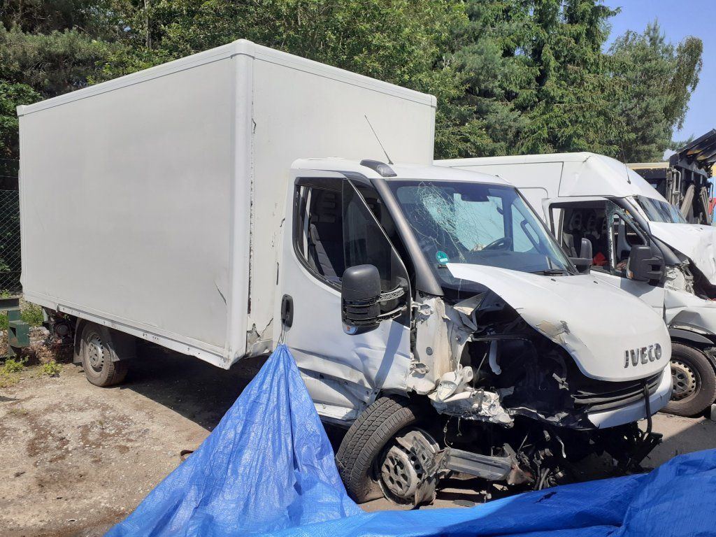 Iveco Daily 35S16 mit LBW DAMAGED - 박스 밴 : 사진 1 Iveco Daily 35S16 mit LBW DAMAGED - 박스 밴 : 사진 1