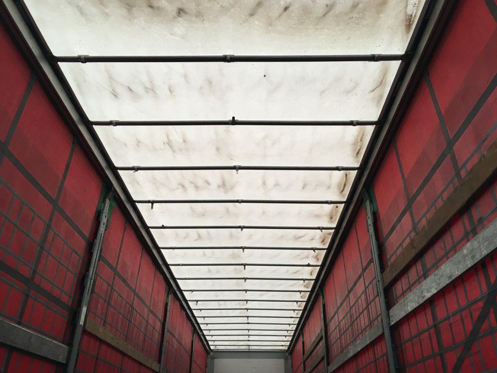 커튼사이더 세미 트레일러 Schmitz Cargobull SCB*S3T standard/lifting roof/Hubdach 2,70-2,85m : 사진 10 커튼사이더 세미 트레일러 Schmitz Cargobull SCB*S3T standard/lifting roof/Hubdach 2,70-2,85m : 사진 10