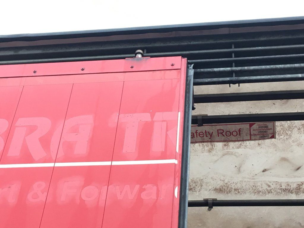 커튼사이더 세미 트레일러 Schmitz Cargobull SCB*S3T standard/lifting roof/Hubdach 2,70-2,85m : 사진 14 커튼사이더 세미 트레일러 Schmitz Cargobull SCB*S3T standard/lifting roof/Hubdach 2,70-2,85m : 사진 14