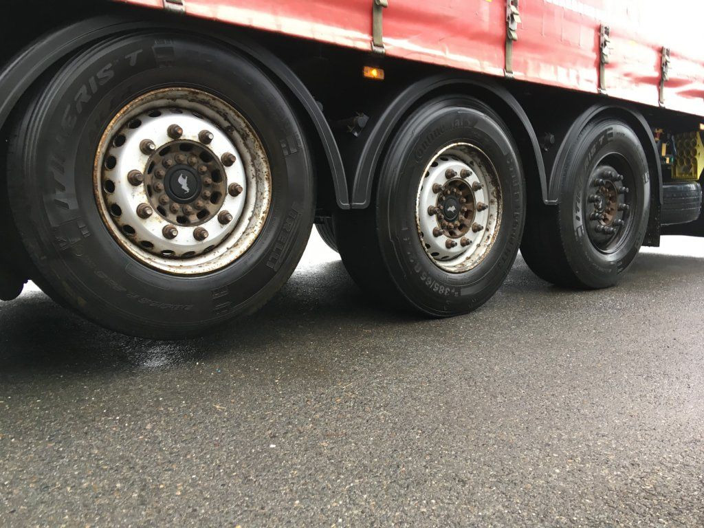 커튼사이더 세미 트레일러 Schmitz Cargobull SCB*S3T standard/lifting roof/Hubdach 2,70-2,85m : 사진 7 커튼사이더 세미 트레일러 Schmitz Cargobull SCB*S3T standard/lifting roof/Hubdach 2,70-2,85m : 사진 7