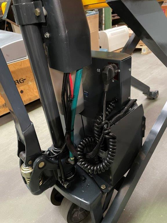 5 (five) scissor pallet truck with electric drive and quick lift pump Jungheinrich model TMX-E 10 - 팔레트 트럭 : 사진 5 5 (five) scissor pallet truck with electric drive and quick lift pump Jungheinrich model TMX-E 10 - 팔레트 트럭 : 사진 5