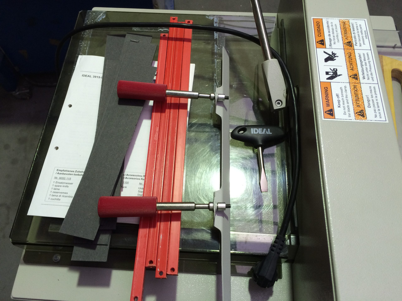 Stack cutter Ideal 3915-95 - Condition like new - 종이 절단기 : 사진 3 Stack cutter Ideal 3915-95 - Condition like new - 종이 절단기 : 사진 3