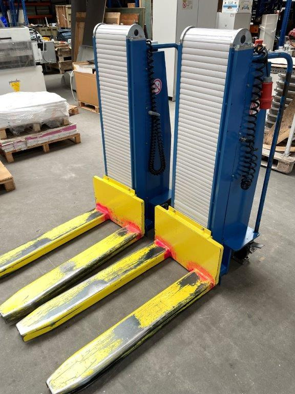 Two electric pallet lifters Butler 1200 - 팔레트 트럭 : 사진 1 Two electric pallet lifters Butler 1200 - 팔레트 트럭 : 사진 1