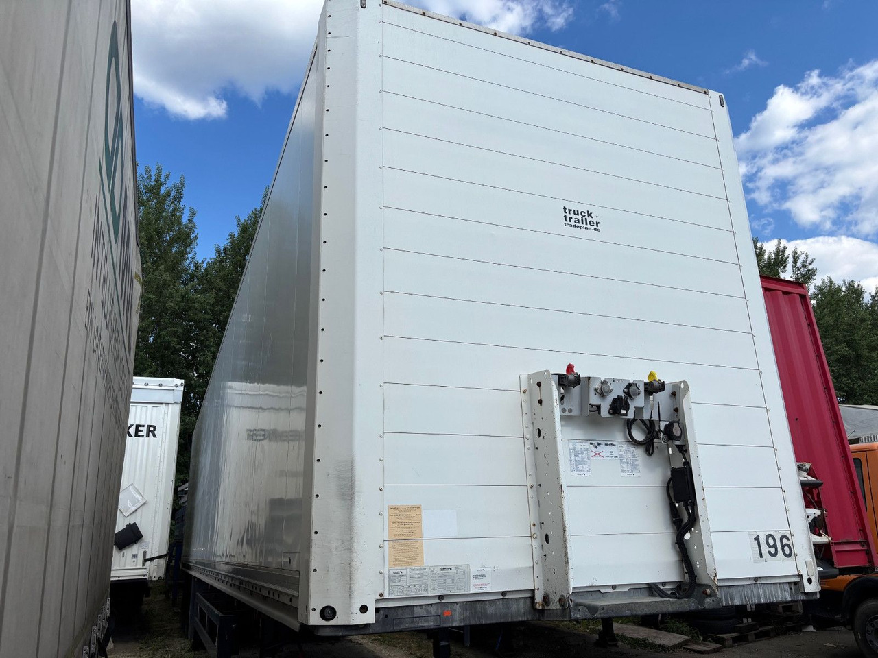 Schmitz Cargobull SKO18/L-13 Luft/Scheibenbremse - 밀폐형 박스 세미 트레일러 : 사진 2 Schmitz Cargobull SKO18/L-13 Luft/Scheibenbremse - 밀폐형 박스 세미 트레일러 : 사진 2