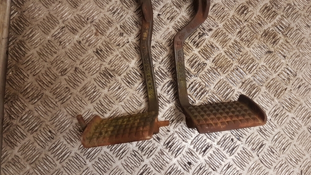 Case International 856, 895 Xl Brake Pedals 3232965r92, 3232966r92, 3232959r2 - 브레이크 부품 장궤형 트랙터 용 : 사진 2 Case International 856, 895 Xl Brake Pedals 3232965r92, 3232966r92, 3232959r2 - 브레이크 부품 장궤형 트랙터 용 : 사진 2