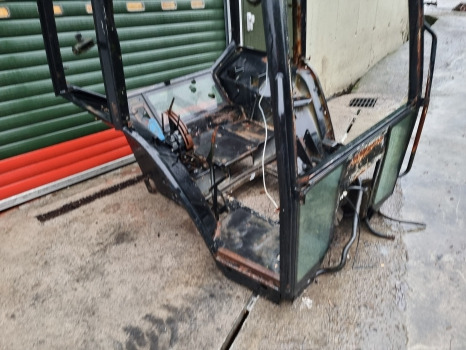 Ford New Holland 7740, 8240, 8340, 40 Series, Cab Frame 82005321 - 운전실 : 사진 4 Ford New Holland 7740, 8240, 8340, 40 Series, Cab Frame 82005321 - 운전실 : 사진 4