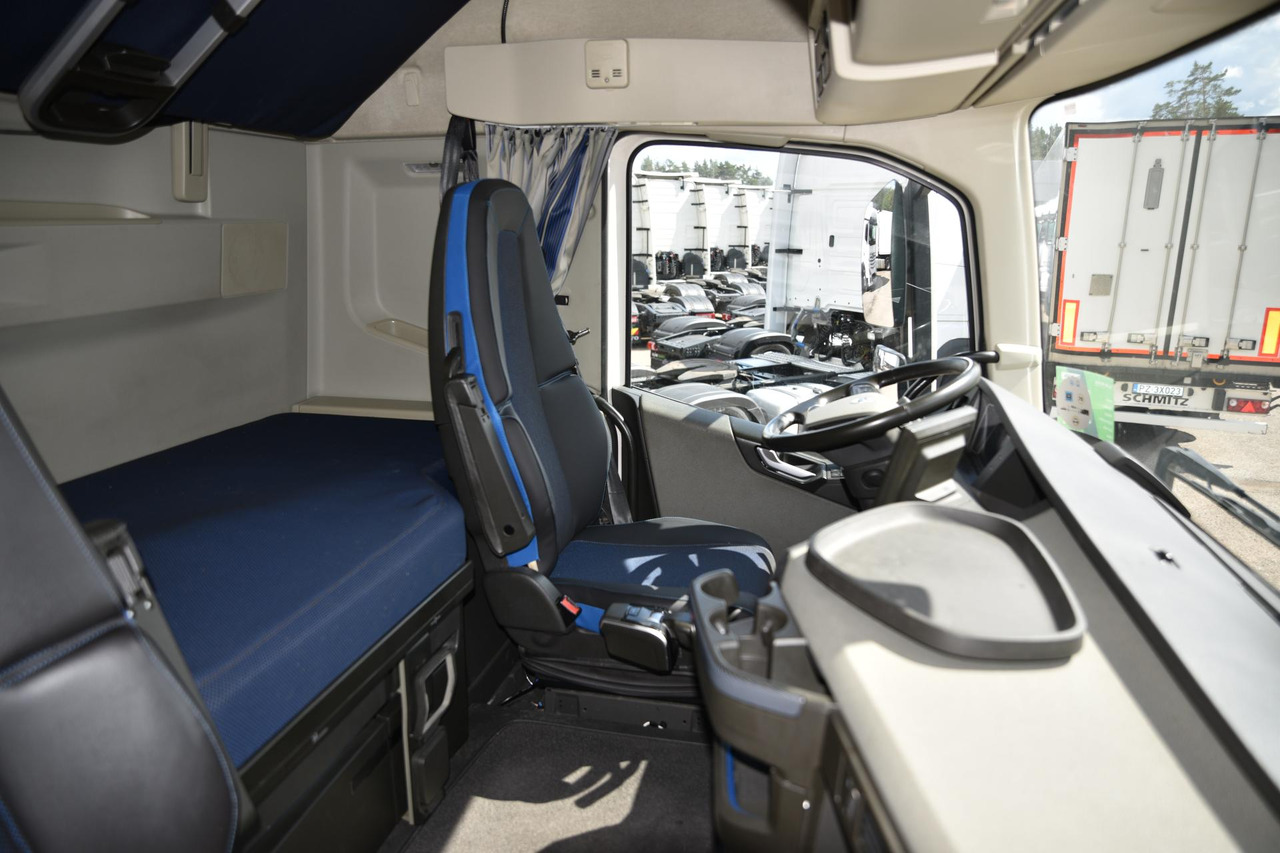 트랙터 유닛 Volvo FH 460 Globetrotter XL i-Save Side Skirts : 사진 11