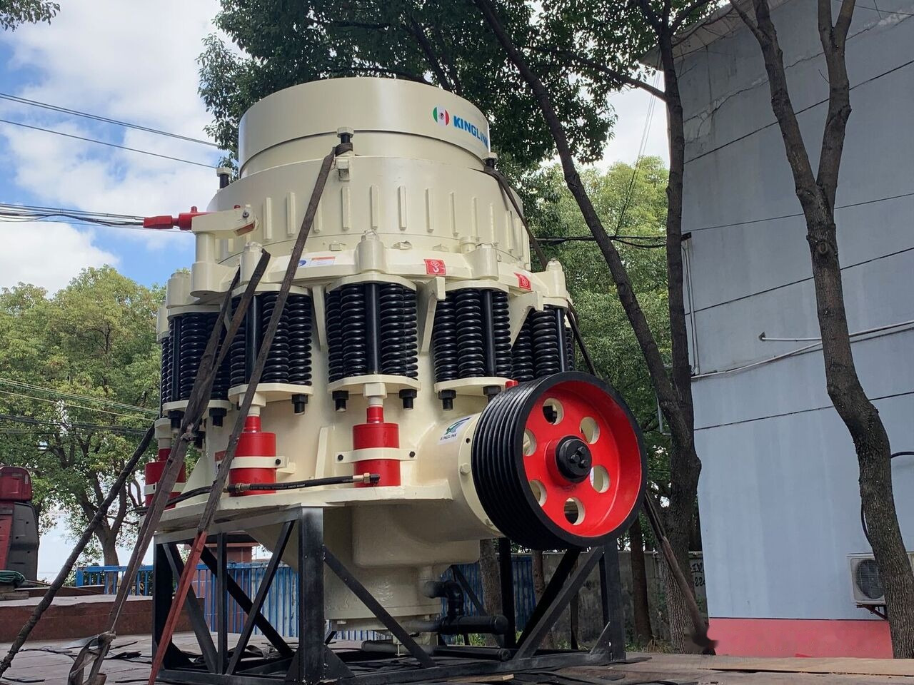 Kinglink NEW 4.25 Feet KLM1300 300TPH Iron Stone Cone Crusher - 콘 크러셔 : 사진 2 Kinglink NEW 4.25 Feet KLM1300 300TPH Iron Stone Cone Crusher - 콘 크러셔 : 사진 2