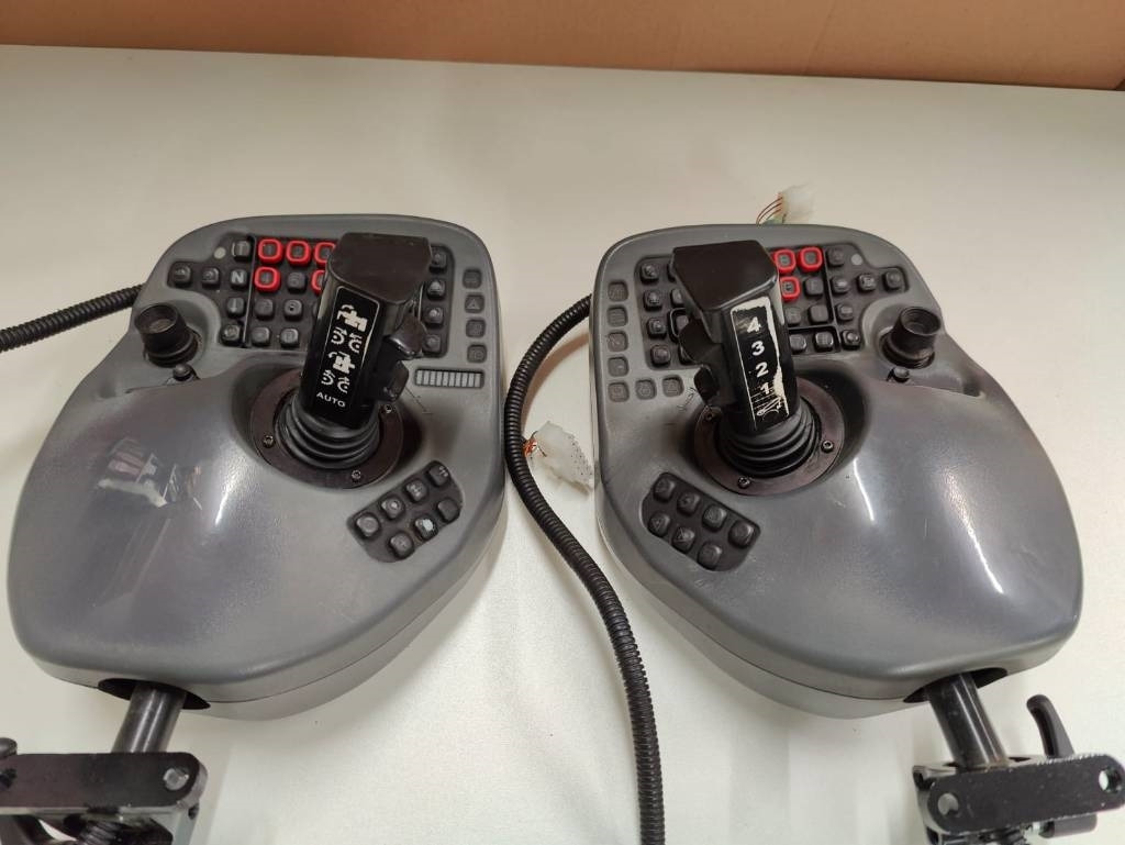 Komatsu Joysticks - 전기 설비 산림용 장비 용 : 사진 2 Komatsu Joysticks - 전기 설비 산림용 장비 용 : 사진 2